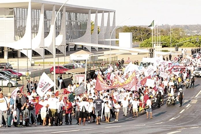 Servidores ameaçam fazer greve em abril se pedidos não forem aceitos