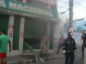 Incêndios destroem farmácia e primeiro andar de residência