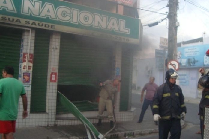 Incêndios destroem farmácia e primeiro andar de residência