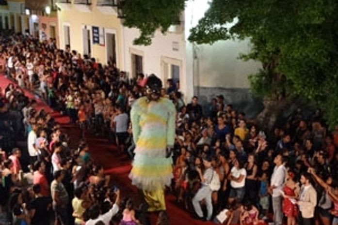 Desfile atrai olhares curiosos em Olinda