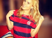 Carol Dieckmann aparece com 'braços de Madonna'