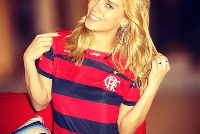 Carol Dieckmann aparece com 'braços de Madonna'