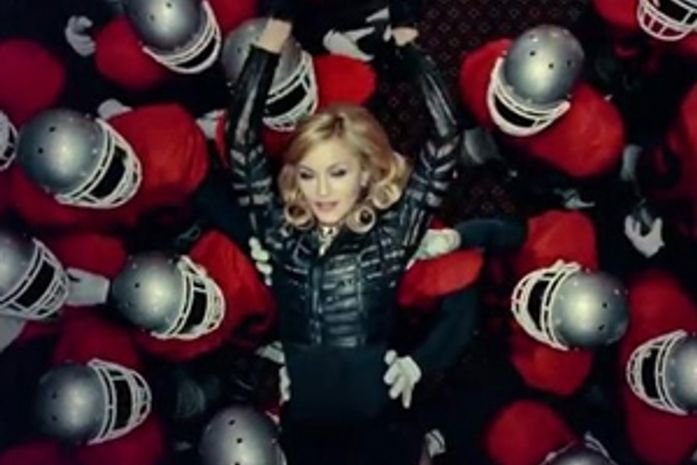 Madonna no clipe de 'Give me all your luvin'
