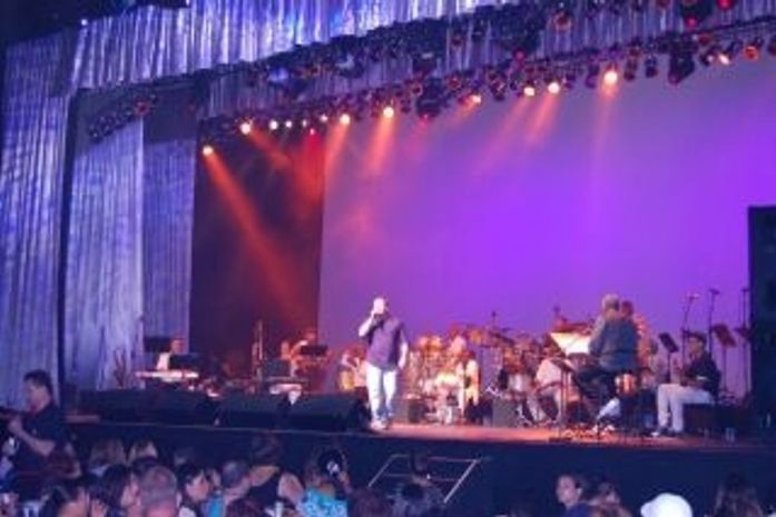 Robson no palco defrendendo a música Eu sou o samba