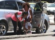Flagra: Adriana Bombom troca de roupa no meio da rua