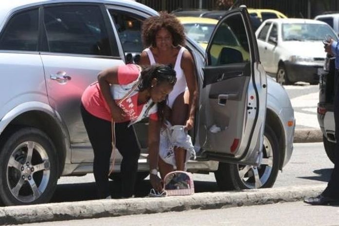 Flagra: Adriana Bombom troca de roupa no meio da rua