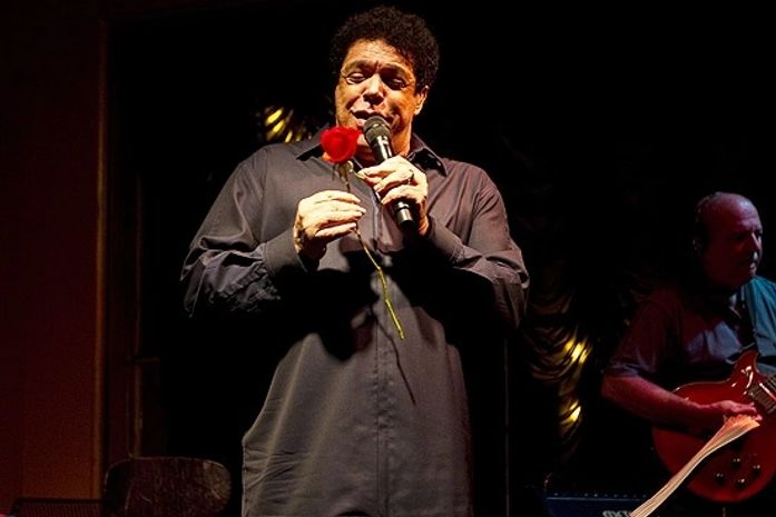 O cantor Wando durante show no bar Brahma, em São Paulo, em 2010