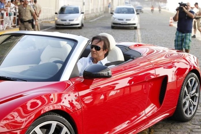 Roberto Carlos chegou acelerando um carro poderosíssimo