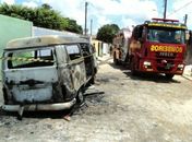 Veículo locado à secretaria de educação incendeia