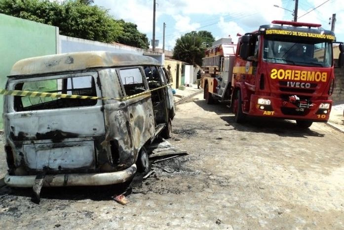Veículo locado à secretaria de educação incendeia