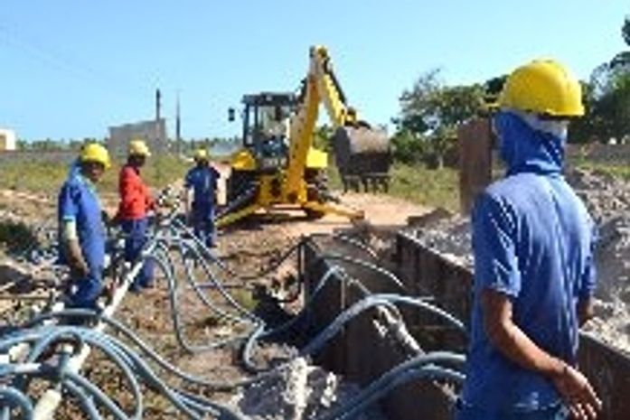 Obra de saneamento chega a novas ruas do Francês em Marechal Deodoro