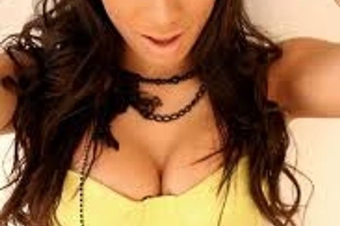 MC Anitta grava clipe provocante com galã de novela