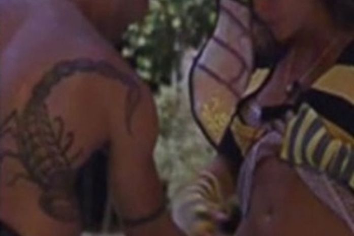 Yuri se aproveita e passa mão nas partes íntimas de Laisa