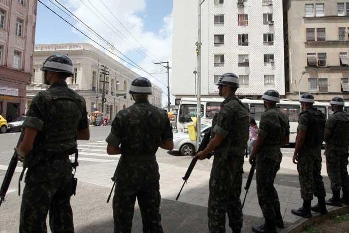 Centro de Salvador soh soldados do exército.