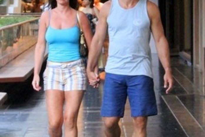 Mais magra, Luma de Oliveira passeia no shopping com namorado