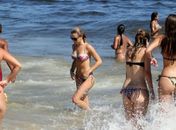 Fiorella Matheis vai à praia com o namorado Flavio Canto