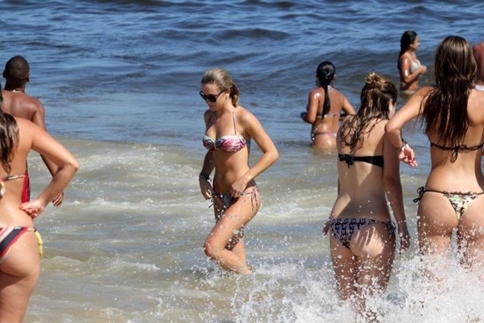 Fiorella Matheis vai à praia com o namorado Flavio Canto