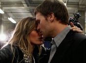 Gisele Bundchen consola Tom Brady após derrota no Super Bowl