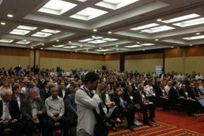 auditorio democrata completamente cheio