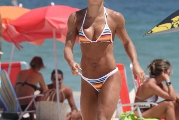 Ex-BBB Mayra Cardi exibe corpão sarado na praia: 'Eu treino, mas é genética'