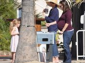 Grávida, Jennifer Garner é clicada em passeio com as filhas na Califórnia