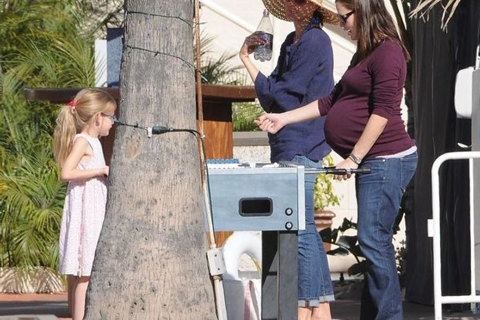 Grávida, Jennifer Garner é clicada em passeio com as filhas na Califórnia