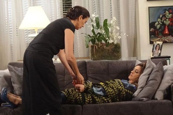 'Fina Estampa': Griselda obriga Tereza a dizer que é uma vira-lata