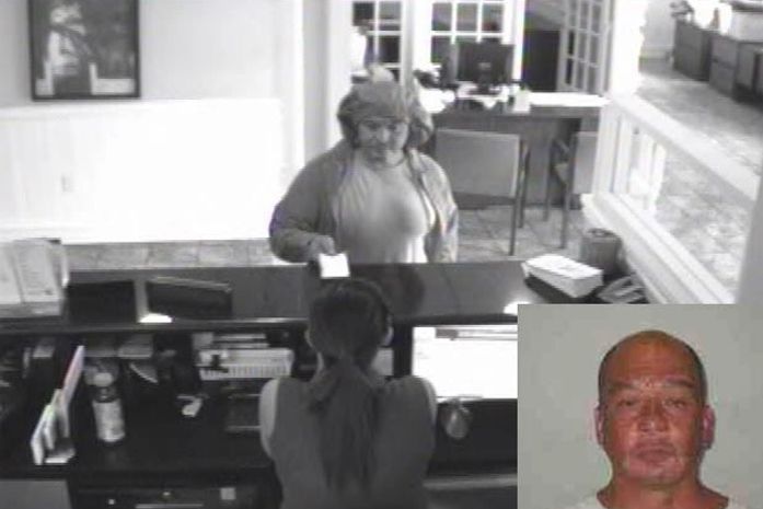 Ladrão tenta assaltar banco com bermuda na cabeça como disfarce