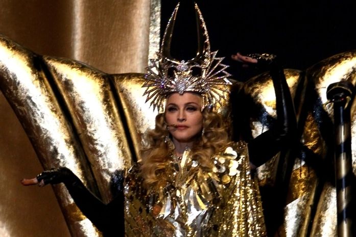 Madonna se apresenta no Super Bowl, em Indianápolis