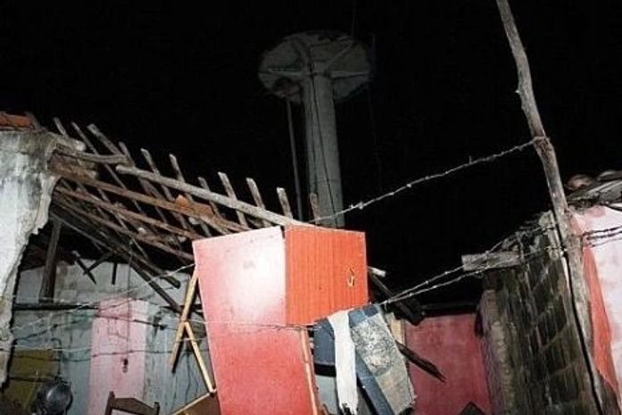 Caixa d'água desaba e destrói quatro casas em Campo Alegre