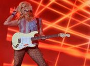 "Faço meu assistente usar fantasia de pênis", diz Kesha em entrevista