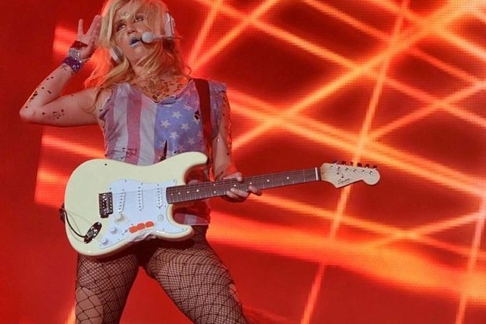 "Faço meu assistente usar fantasia de pênis", diz Kesha em entrevista