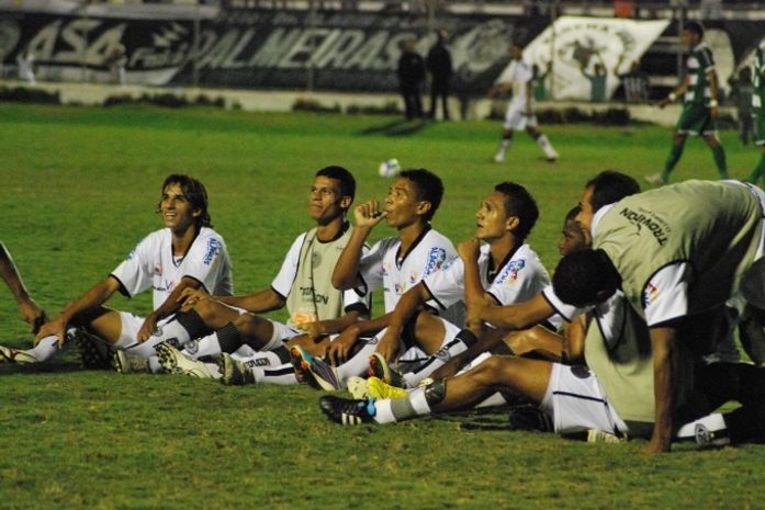 ASA supera mudanças, vence o Murici e encosta na liderança