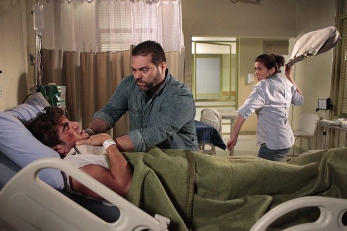 Griselda luta com bandido para salvar Antenor da morte