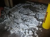 Teto de hotel abandonado desaba e por pouco não atinge funcionário