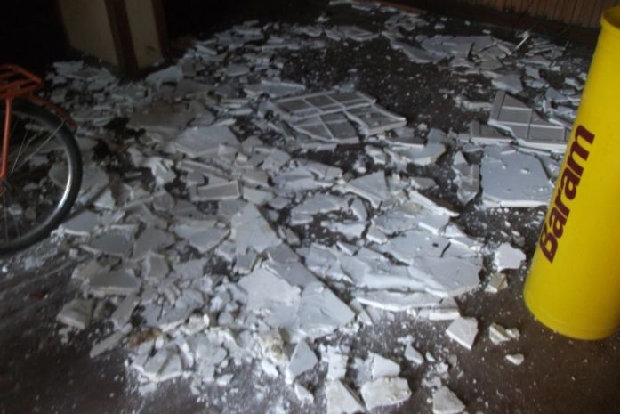 Teto de hotel abandonado desaba e por pouco não atinge funcionário