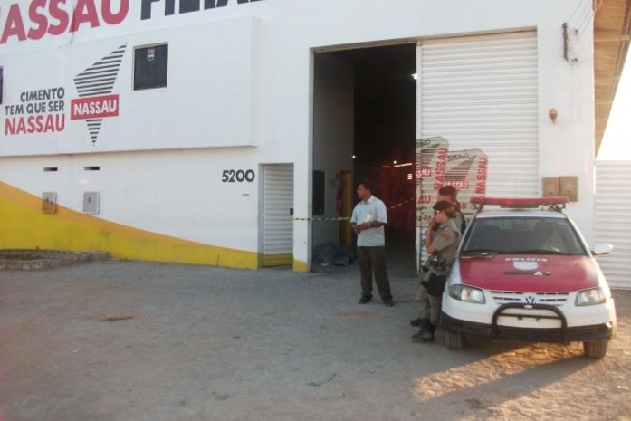 Homem é baleado, busca abrigo e criminoso volta para matá-lo