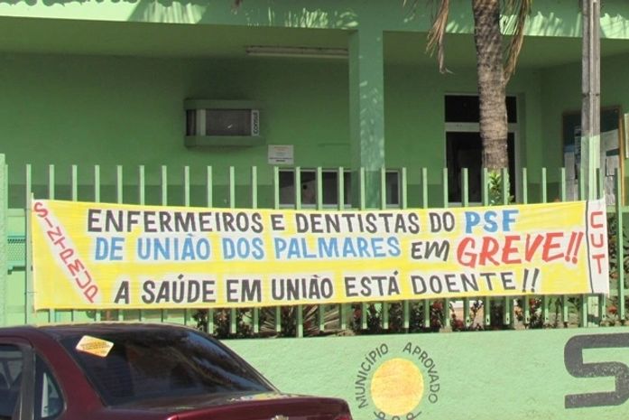 Faixa foi colocada na porta da secretaria de Saúde de União dos Palmares