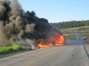 Carreta incendeia após tombar na BR 101 próximo a São Miguel