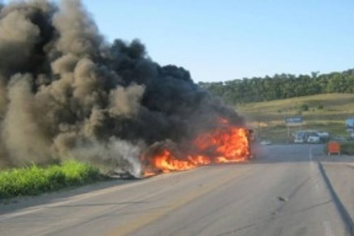 Carreta incendeia após tombar na BR 101 próximo a São Miguel