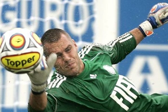 Scolari diz que Deola joga mesmo 'cego, vesgo ou sem perna'