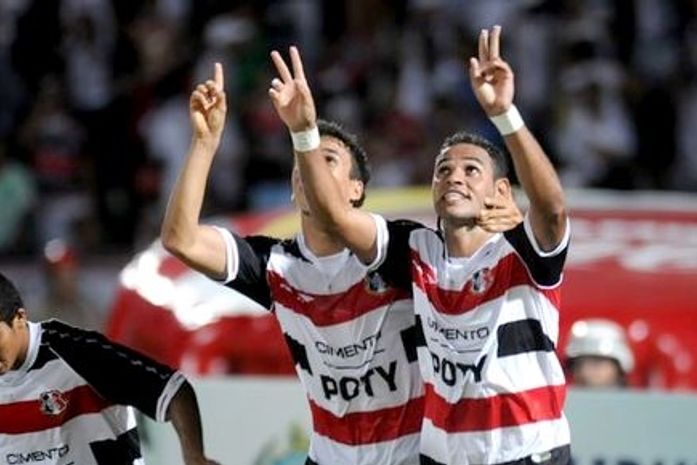 Dênis Marques comemora estreia de gala pelo Santa Cruz