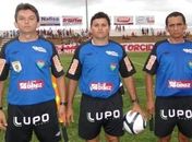 Clistenis Juny de Souza Alves (assistente da esquerda) morreu a caminho de jogo