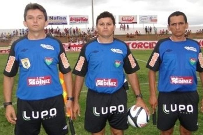 Clistenis Juny de Souza Alves (assistente da esquerda) morreu a caminho de jogo