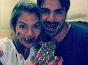 Ex-BBBs Adriana e Rodrigão aparecem sujos de chocolate