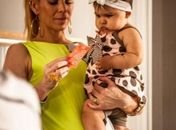 Danielle Winits volta ao trabalho após acidente e filma