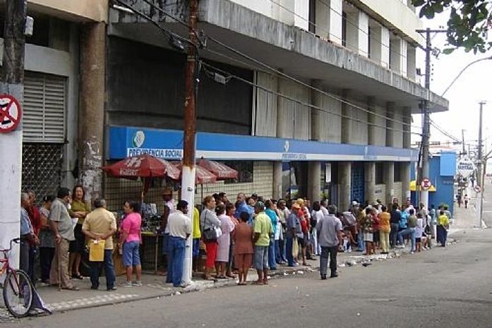 Sem condições de trabalho, servidores do INSS exigem mudança de prédio