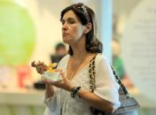 Fátima Bernardes toma sorvete e vai a livraria em shopping carioca