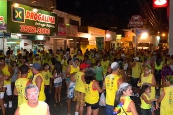 Bloco Mandacaru anima centenas de foliões no centro de Arapiraca