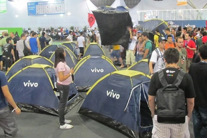 Campuseiros protestam contra suposto roubo de barracas em evento